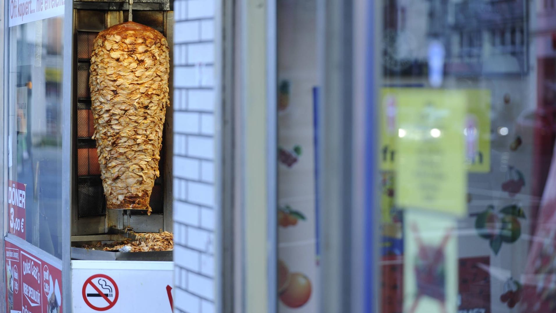 Eine Dönerbude (Symbolbild): In Dortmund haben sich mehrere Männer über die Döner-Preise gestritten. Eine Dönerbude (Symbolbild): In Dortmund haben sich mehrere Männer über die Döner-Preise gestritten.