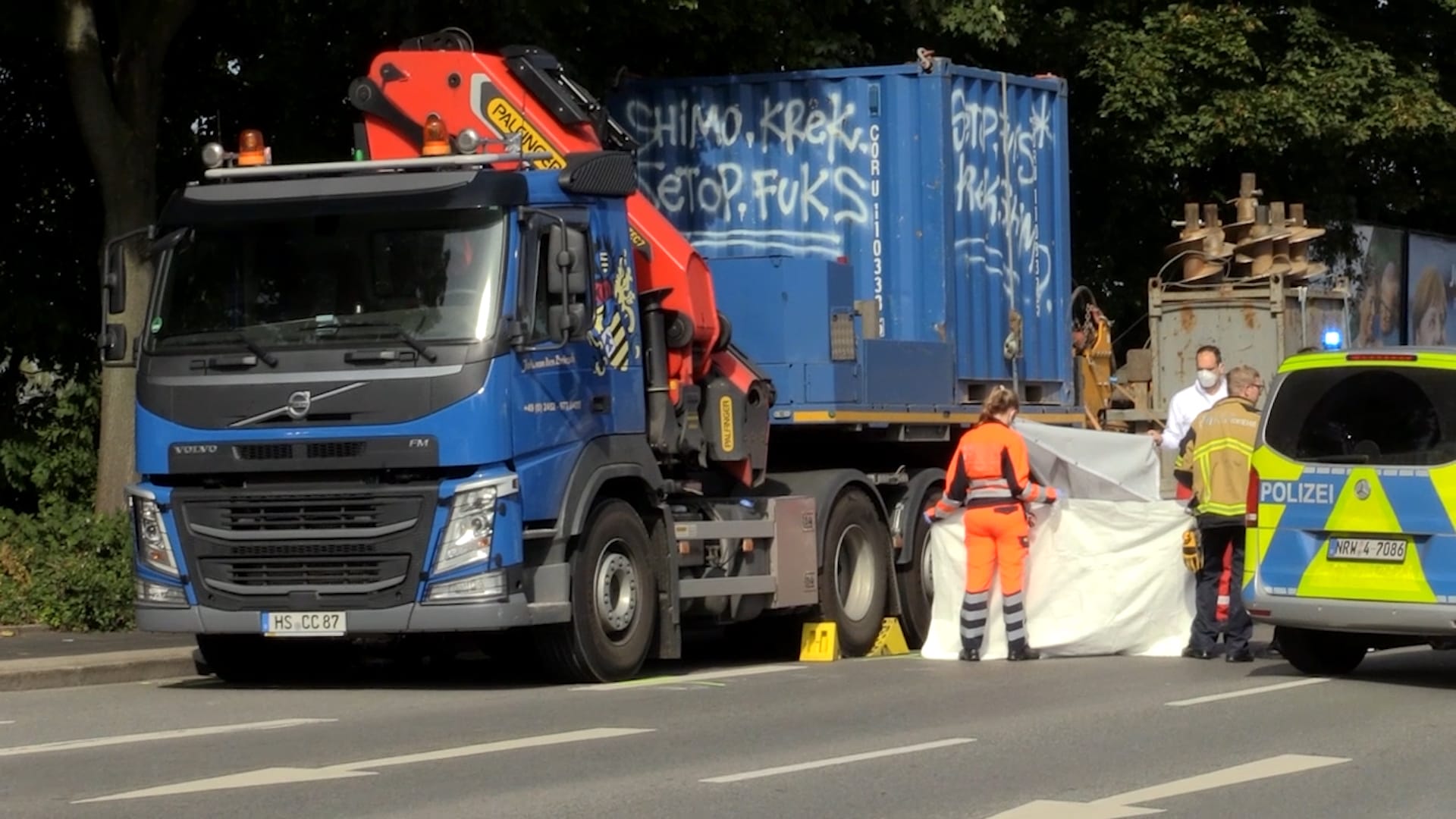 Die Einsatzkräfte sichern den Ort des Geschehens: Für den Radfahrer kam nach dem Zusammenstoß trotz Großaufgebot jede Hilfe zu spät.