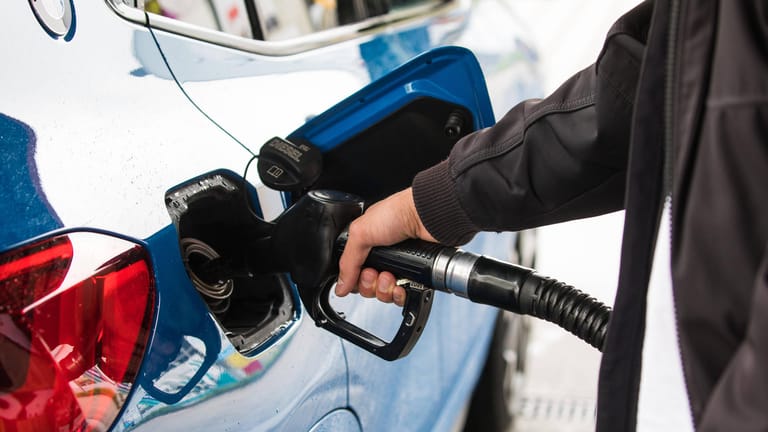 Diesel tanken ist teurer: Der Liter kostet derzeit etwa 1,420 Euro.