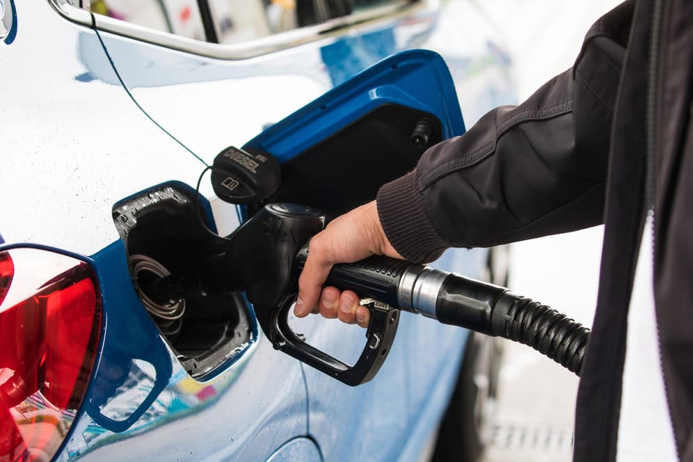Diesel tanken ist teurer: Der Liter kostet derzeit etwa 1,420 Euro.
