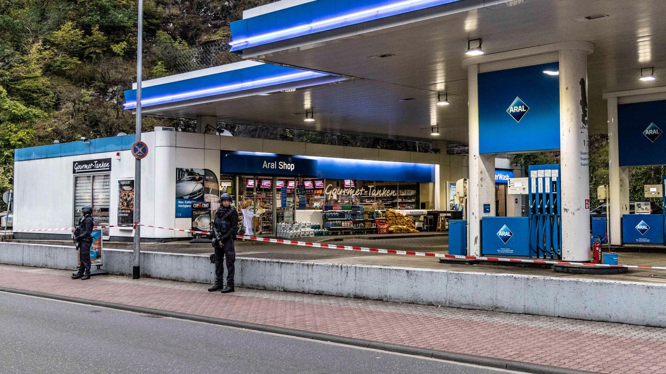 Tankstelle in Idar-Oberstein: Nachdem der Täter von einem Kassierer auf die Maskenpflicht hingewiesen wurde, erschoss er ihn.