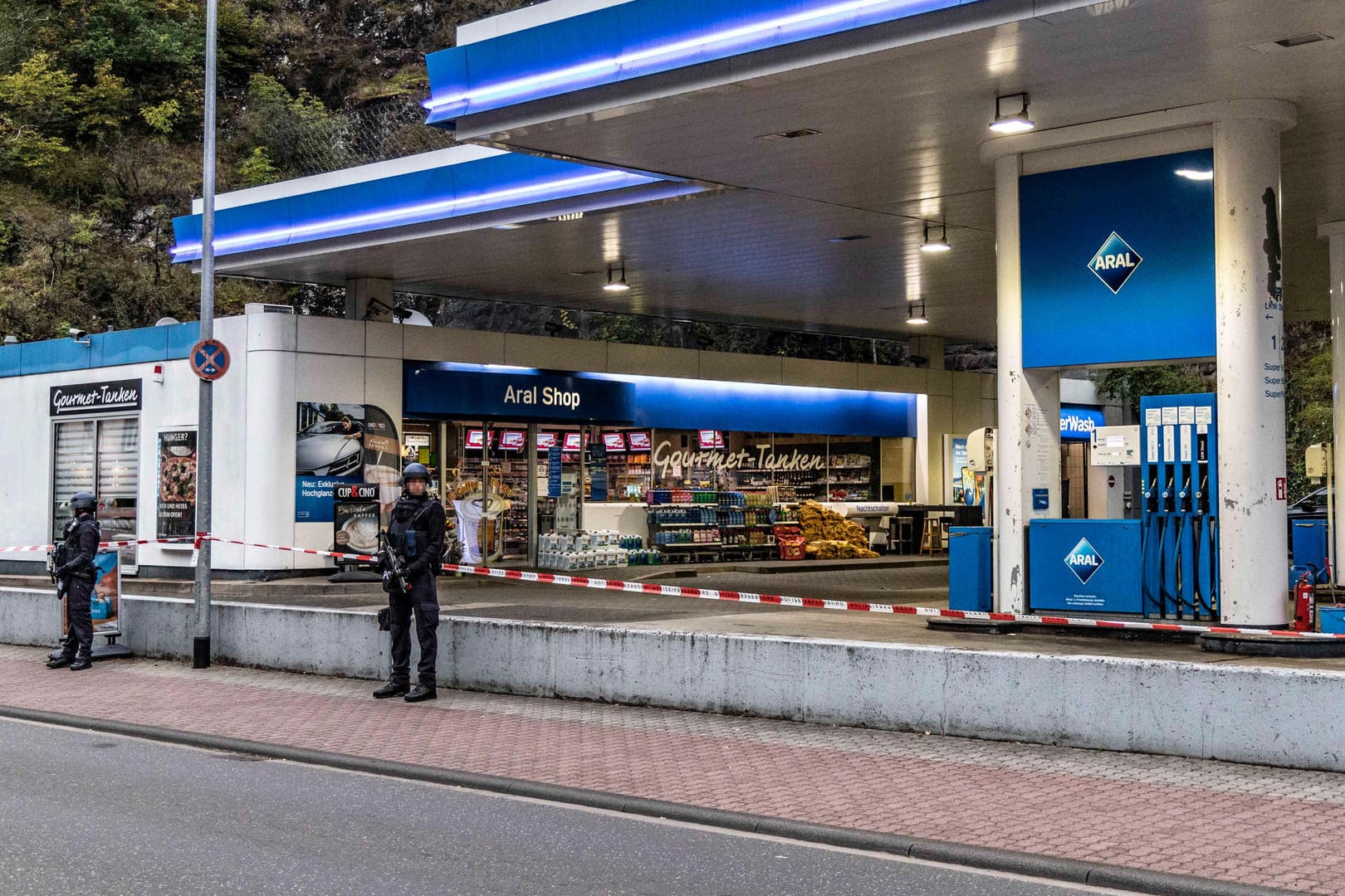 Tankstelle in Idar-Oberstein: Nachdem der Täter von einem Kassierer auf die Maskenpflicht hingewiesen wurde, erschoss er ihn.