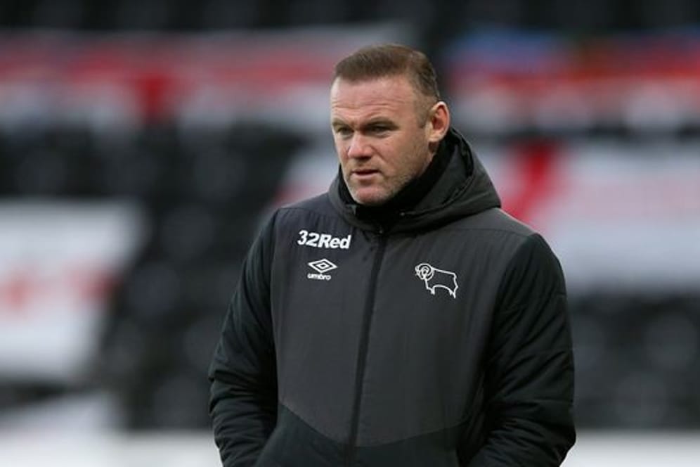 Trainer Wayne Rooney und Derby County stehen nach dem Punktabzug am Tabellenende der zweiten englischen Liga.