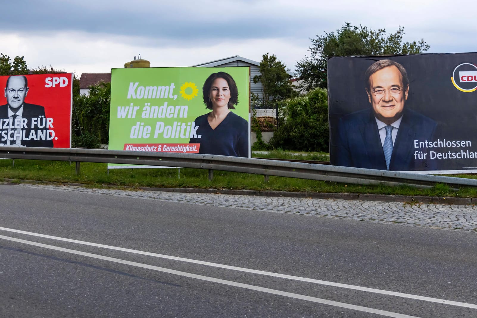 Wahlplakate der Kanzlerkandidaten: Ein Wahlkampf voller Wendungen.