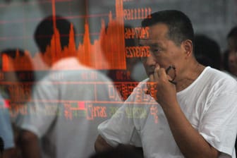 Nervöse Zeiten an Chinas Börsen (Symbolbild): Auch wenn es erste Signale der Beruhigung gibt, ist die Lage um den Immobilienkonzern Evergrande noch immer fragil. Das könnte selbst der Dax noch spüren.