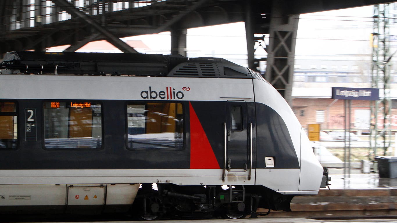 Ein Regionalexpress bei der Ankunft im Hauptbahnhof Leipzig (Symbolbild): Ein blinder Passagier hat nach seinem Ausflug auf dem Dach einer Regionalbahn Menschen attackiert.