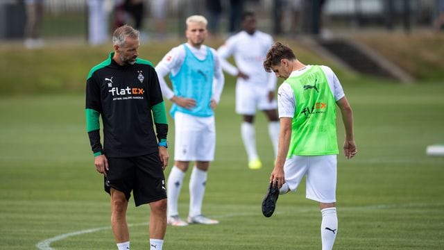 Jonas Hofmann (r) und Ex-Gladbach-Trainer Marco Rose.