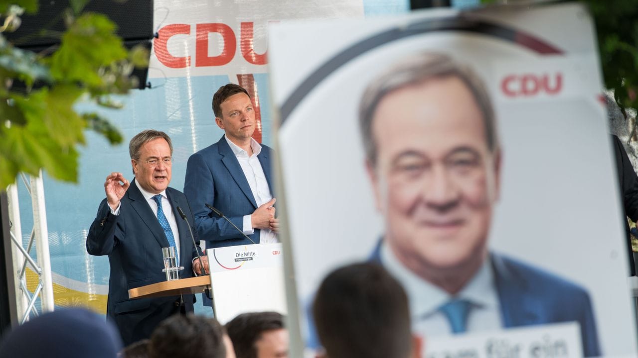Unions-Kanzlerkandidat Armin Laschet (l) macht Wahlkampf in St.