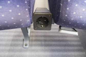 Eine Steckdose zwischen zwei Bahn-Sitzen (Symbolbild): Ein unbekannter Täter hat hier einen Stecker so manipuliert, dass alleine eine Berührung lebensgefährlich sein kann.