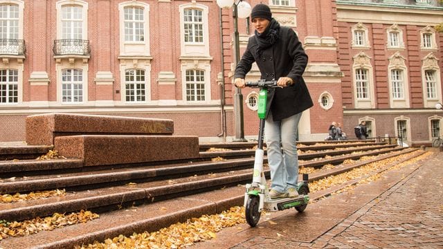 Altweibersommer oder Sauwetter? Egal, aber wer im Herbst auf den E-Tretroller steigt, sollte noch etwas vorsichtiger fahren als sonst.