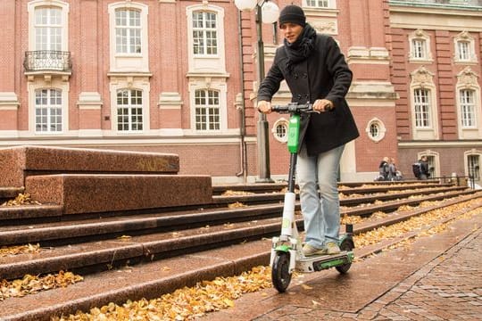 Altweibersommer oder Sauwetter? Egal, aber wer im Herbst auf den E-Tretroller steigt, sollte noch etwas vorsichtiger fahren als sonst.