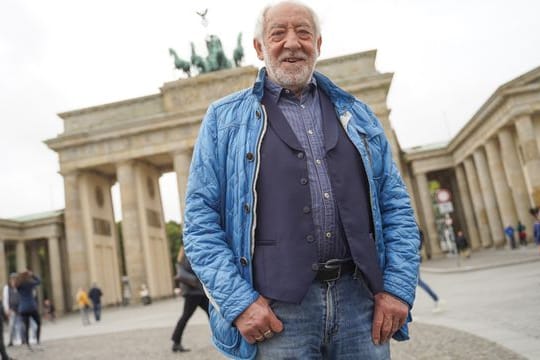 Noch 100 Tage bis zur Party - Dieter Hallervorden vor dem Brandenburger Tor.