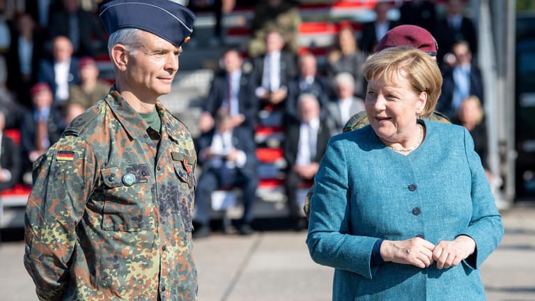 Angela Merkel redet auf dem Appellplatz mit einem Offizier: Die Kanzlerin dankt der Bundeswehr für die Evakuierungsmission aus Kabul.