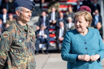 Angela Merkel redet auf dem Appellplatz mit einem Offizier: Die Kanzlerin dankt der Bundeswehr für die Evakuierungsmission aus Kabul.