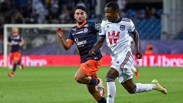 Bordeaux-Stürmer Samuel Kalu (r) im Laufduell mit Montpelliers Jordan Ferri.