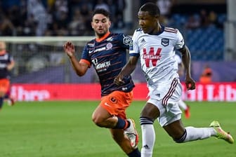 Bordeaux-Stürmer Samuel Kalu (r) im Laufduell mit Montpelliers Jordan Ferri.