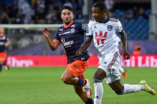 Bordeaux-Stürmer Samuel Kalu (r) im Laufduell mit Montpelliers Jordan Ferri.