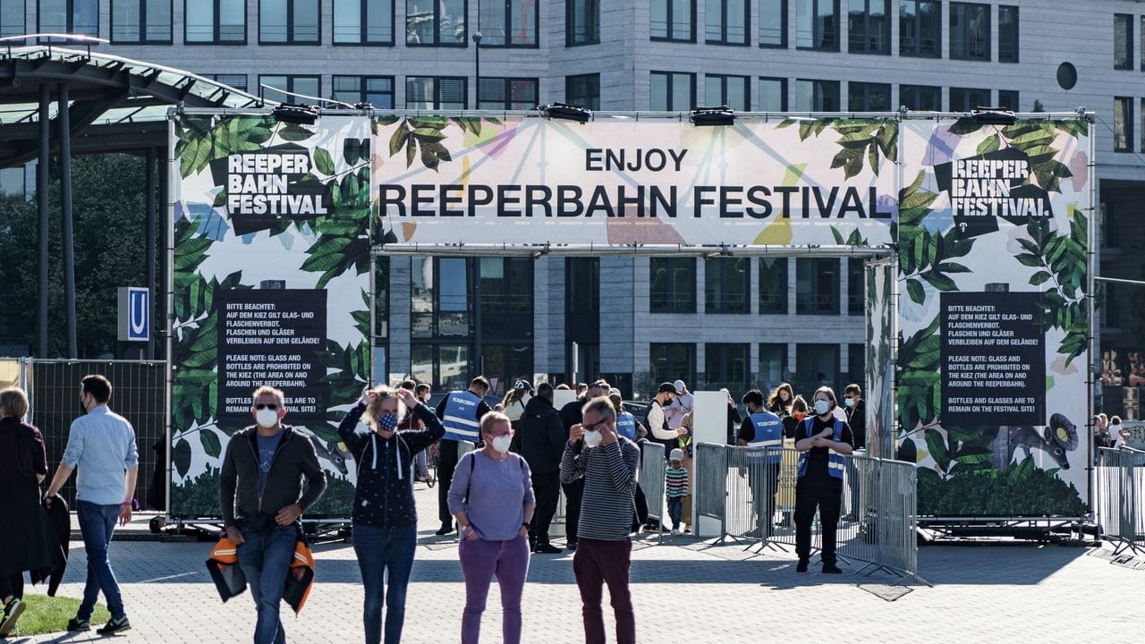Besucher des Reeperbahn-Festivals betreten einen Teil des Veranstaltungsgeländes. Besucher des Reeperbahn-Festivals betreten einen Teil des Veranstaltungsgeländes.