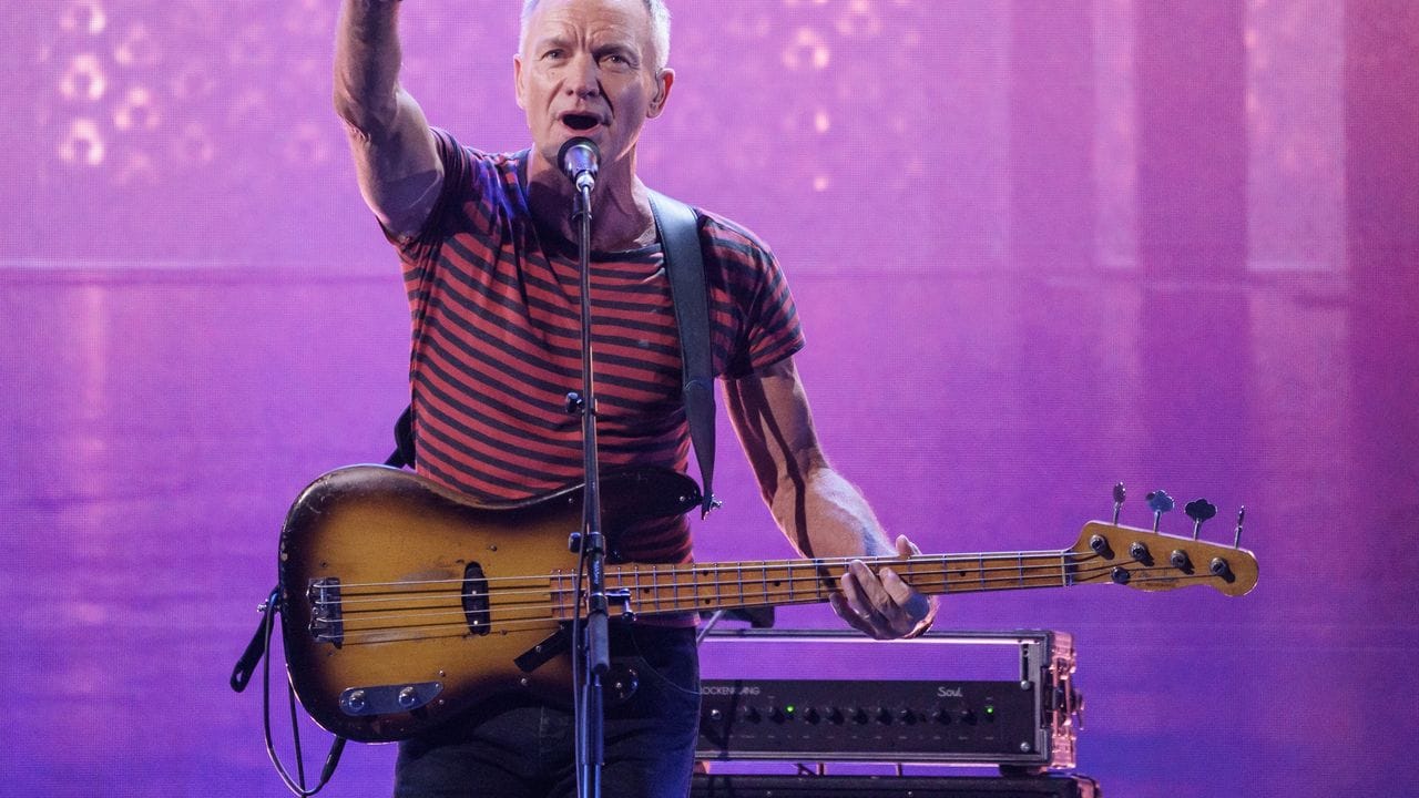Der britische Musiker Sting steht bei der Eröffnung des Reeperbahn-Festivals auf der Bühne des Stage Operettenhauses. Der britische Musiker Sting steht bei der Eröffnung des Reeperbahn-Festivals auf der Bühne des Stage Operettenhauses.