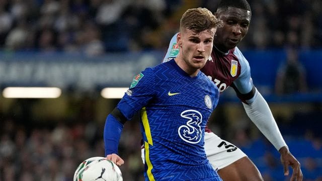 Chelseas Timo Werner (l) und Aston Villas Kortney Hause kämpfen um den Ball.