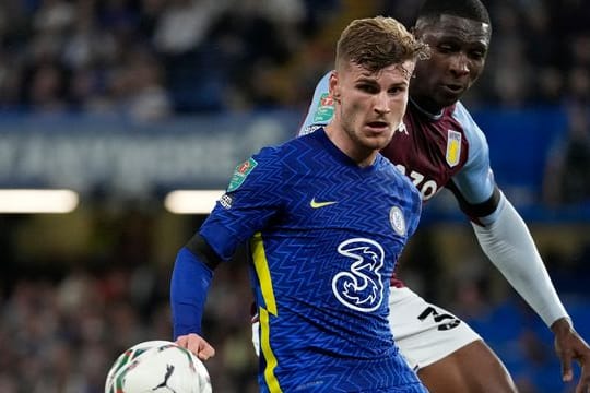 Chelseas Timo Werner (l) und Aston Villas Kortney Hause kämpfen um den Ball.