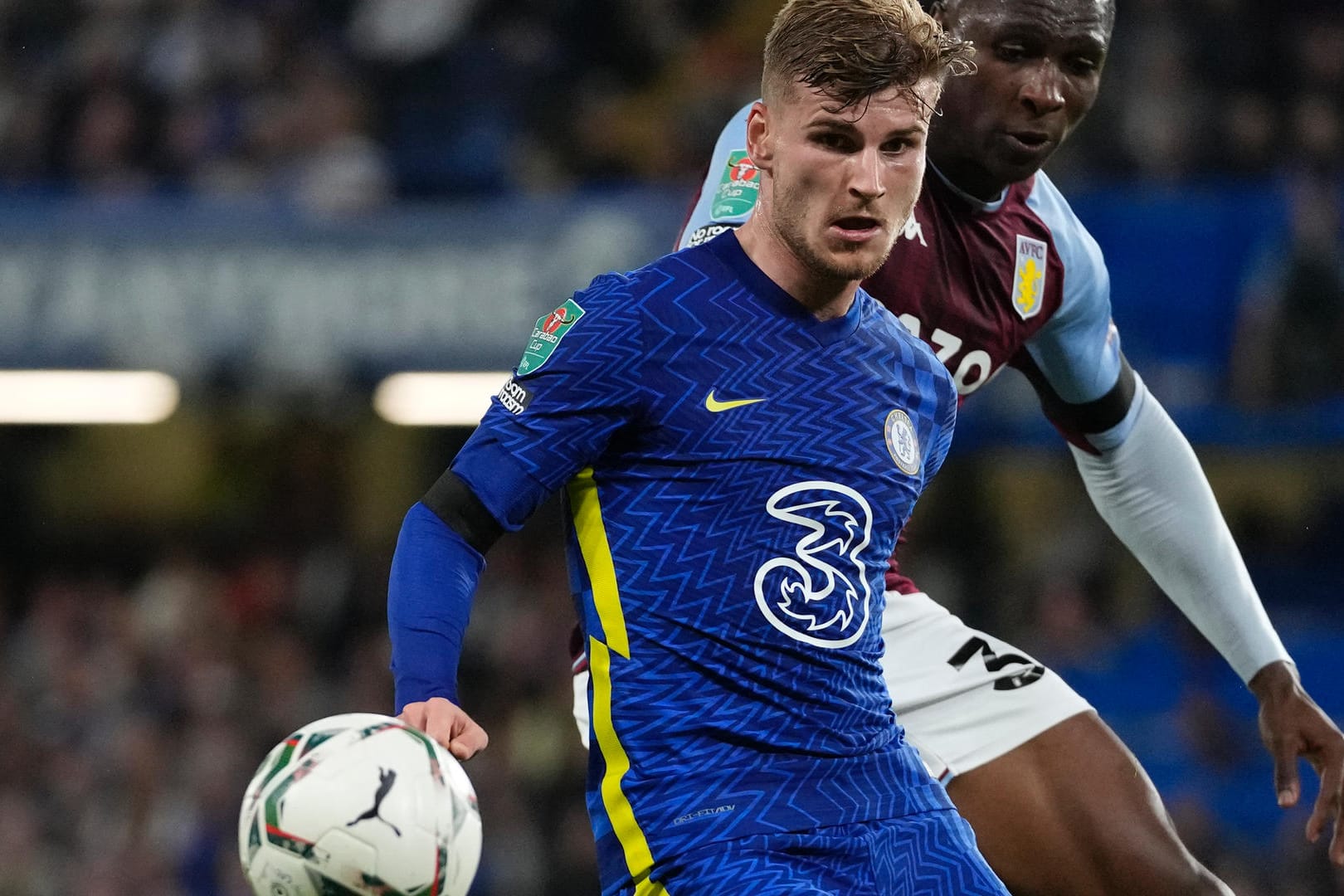 Chelseas Timo Werner (l) und Aston Villas Kortney Hause: Die Führung für Blues hatte der deutsche Nationalspieler Timo Werner per Kopf erzielt.