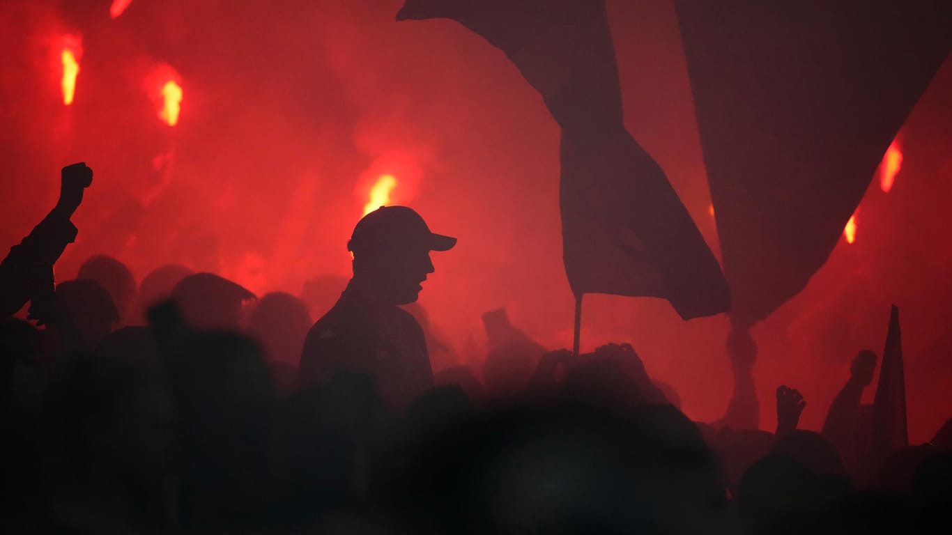Fans feuern ihre Mannschaft mit Rauchfackeln an: Vor einem Spiel in Montpellier kam es zu einem Angriff auf einen Fan-Bus.