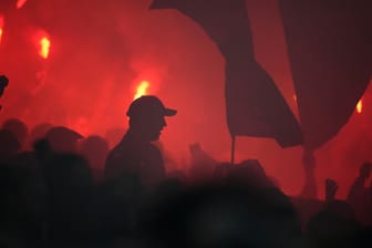 Fans feuern ihre Mannschaft mit Rauchfackeln an: Vor einem Spiel in Montpellier kam es zu einem Angriff auf einen Fan-Bus.
