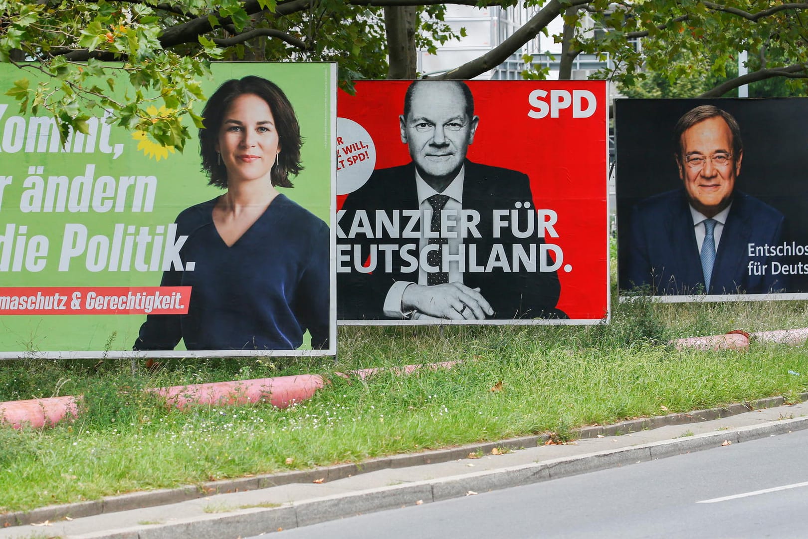 Wahlplakate: Viele Wähler sind noch unentschlossen, für wen sie am Sonntag stimmen.