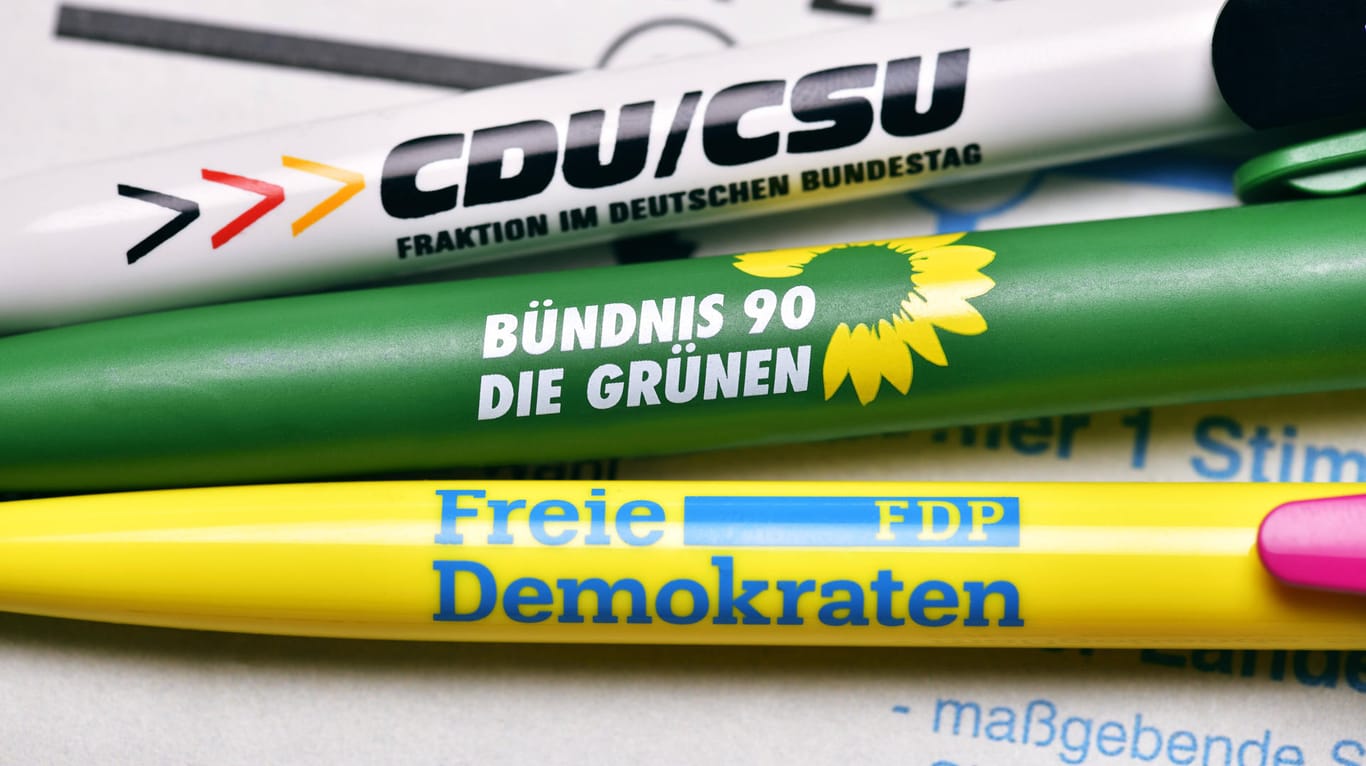 Kugelschreiber von CDU/CSU, den Grünen und der FDP: Eine mögliche Jamaika-Koalition wird unter Anhängern der Grünen und der FDP unterschiedlich bewertet. (Symbolfoto)