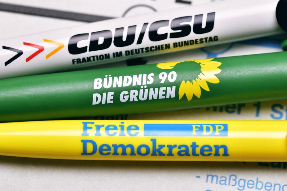 Kugelschreiber von CDU/CSU, den Grünen und der FDP: Eine mögliche Jamaika-Koalition wird unter Anhängern der Grünen und der FDP unterschiedlich bewertet. (Symbolfoto)