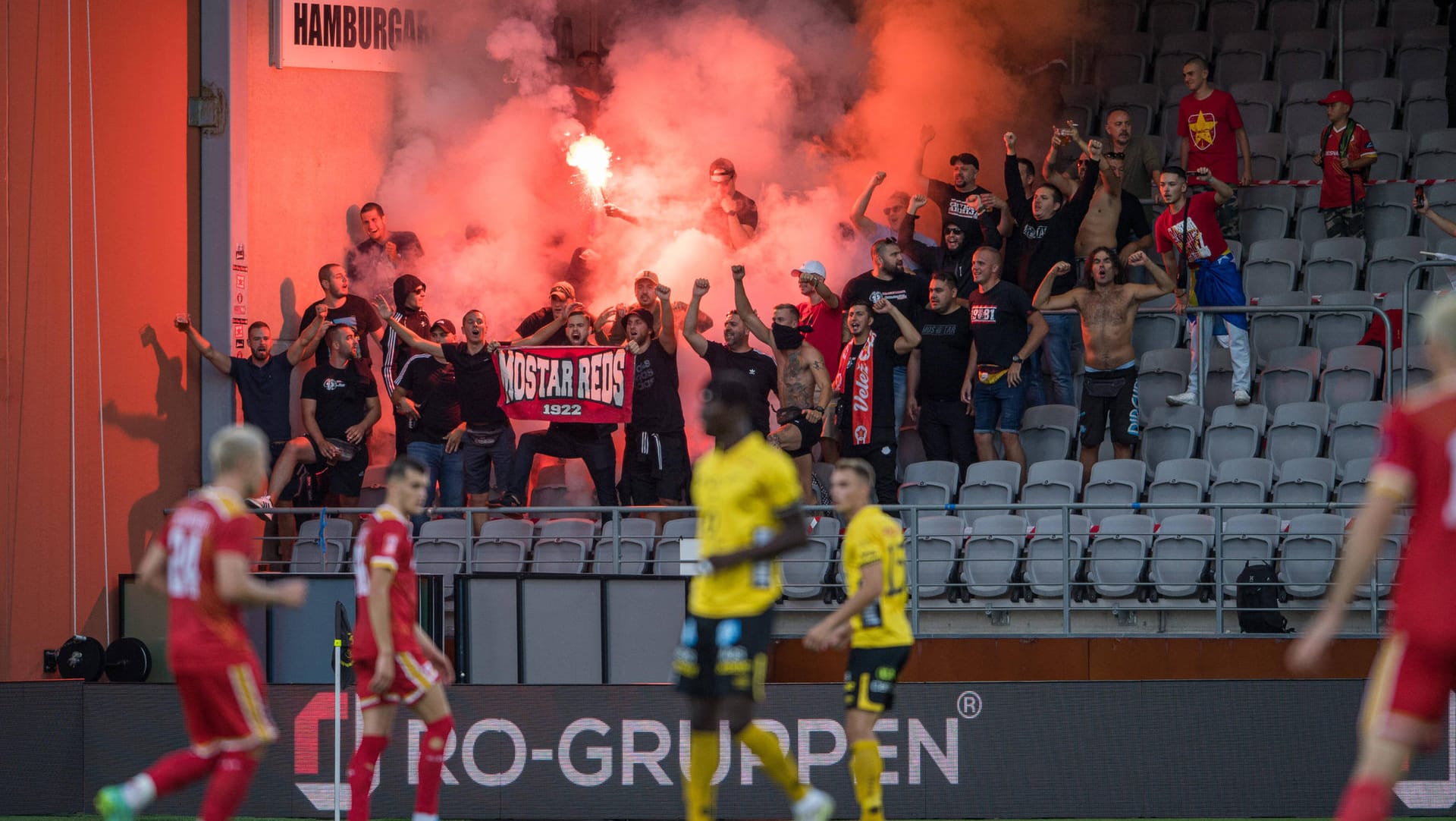 Anhänger vom bosnischen Klub Velez Mostar zünden während einer Partie bengalische Feuer. Nun steckten sie das Auto eines Schiedsrichters in Brand. Anhänger vom bosnischen Klub Velez Mostar zünden während einer Partie bengalische Feuer. Nun steckten sie das Auto eines Schiedsrichters in Brand.