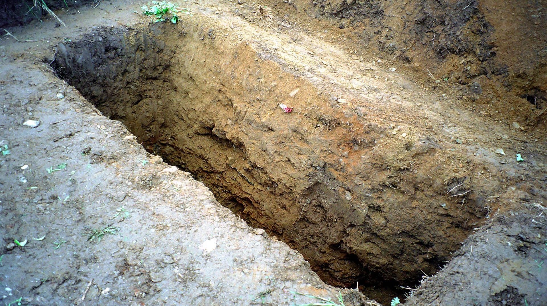 Ausgehobenes Grab auf einem Friedhof: In Russland soll ein Mann sein eigenes Grad ausgehoben haben und mit einem Messer getötet worden sein, (Symbolbild)