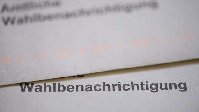 Ein Briefumschlag mit der Aufschrift "Wahlbenachrichtigung": In Schleswig-Holstein hielt ein Briefträger viele Wahlunterlagen zurück. (Symbolfoto)