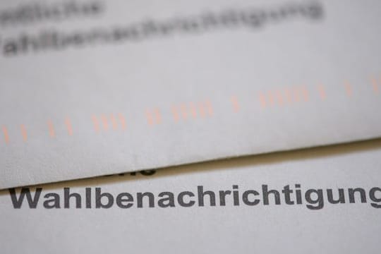 Ein Briefumschlag mit der Aufschrift "Wahlbenachrichtigung": In Schleswig-Holstein hielt ein Briefträger viele Wahlunterlagen zurück. (Symbolfoto)