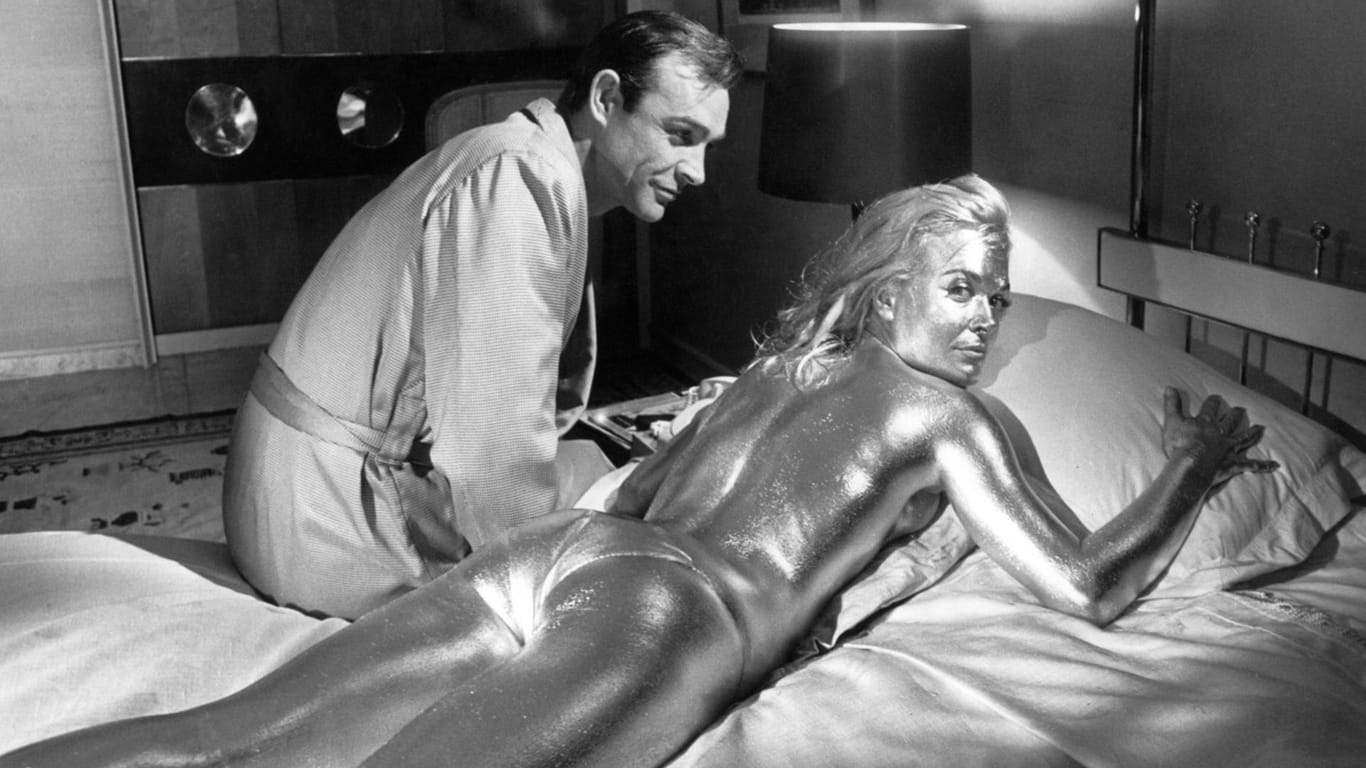 "Goldfinger": Sean Connery und Shirley Eaton bei den Dreharbeiten zu dem Film von 1964.