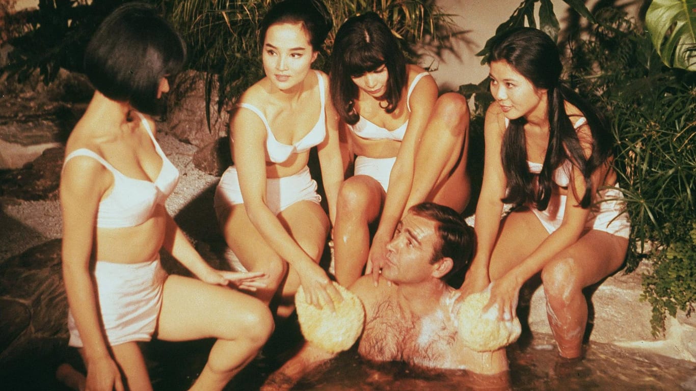 "Man lebt nur zweimal": Sean Connery 1967 neben vier leicht bekleideten Damen