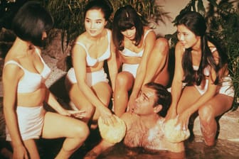 "Man lebt nur zweimal": Sean Connery 1967 neben vier leicht bekleideten Damen
