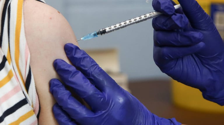 Impfung gegen das Coronavirus: Spätestens ab November erhalten Ungeimpfte, die in Quarantäne müssen, keine Lohnfortzahlung mehr.