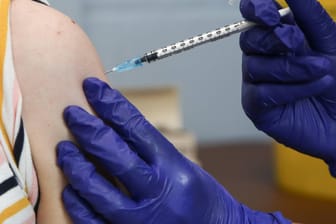 Impfung gegen das Coronavirus: Spätestens ab November erhalten Ungeimpfte, die in Quarantäne müssen, keine Lohnfortzahlung mehr.