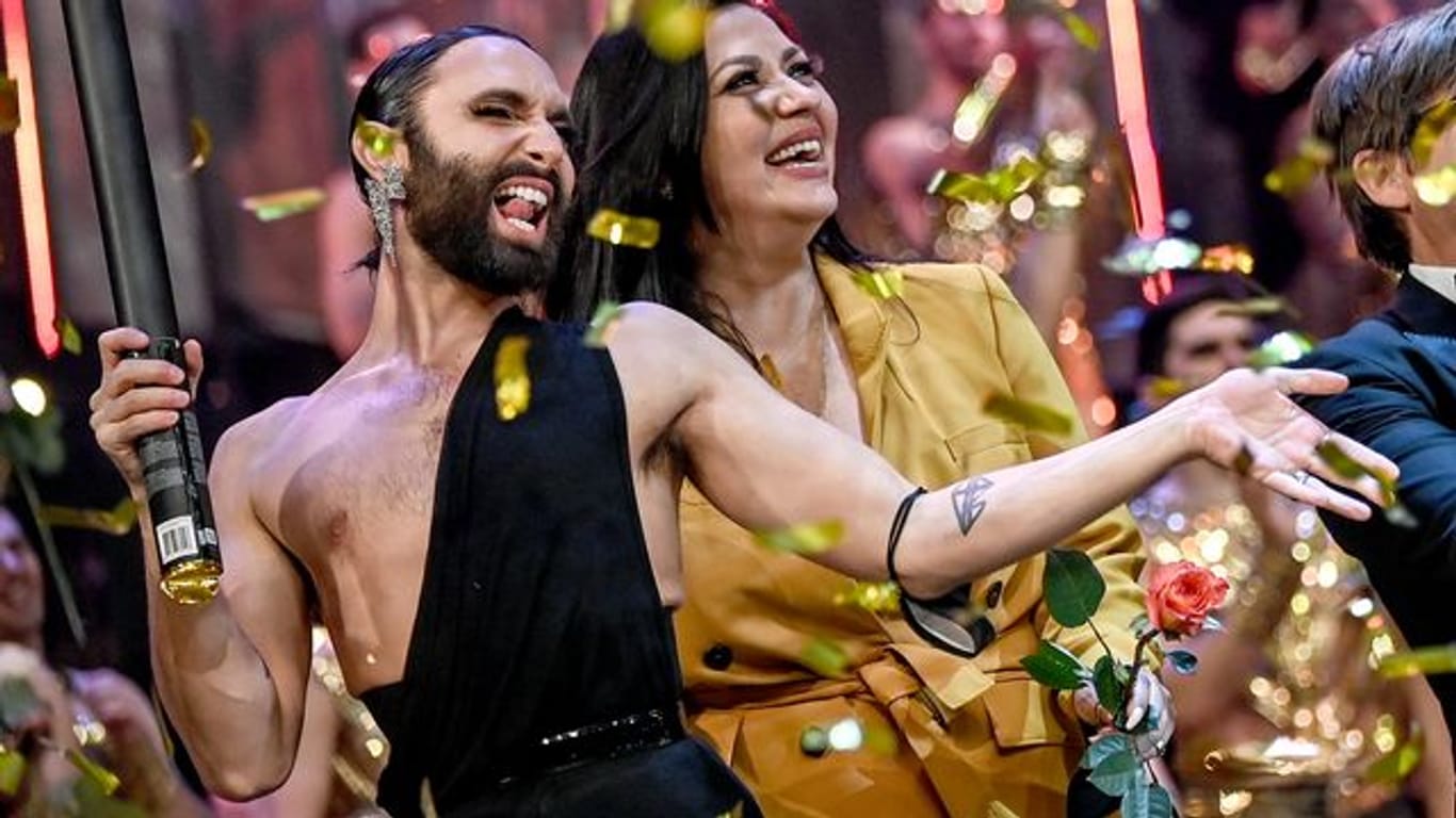 Conchita Wurst (l.) feiert mit Jasmin Shakeri nach der Premiere der neuen Show "Arise" im Friedrichstadt-Palast: Die Premiere sei ein voller Erfolg gewesen.