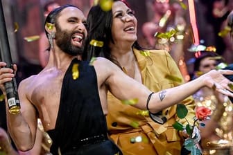 Conchita Wurst (l.) feiert mit Jasmin Shakeri nach der Premiere der neuen Show "Arise" im Friedrichstadt-Palast: Die Premiere sei ein voller Erfolg gewesen.