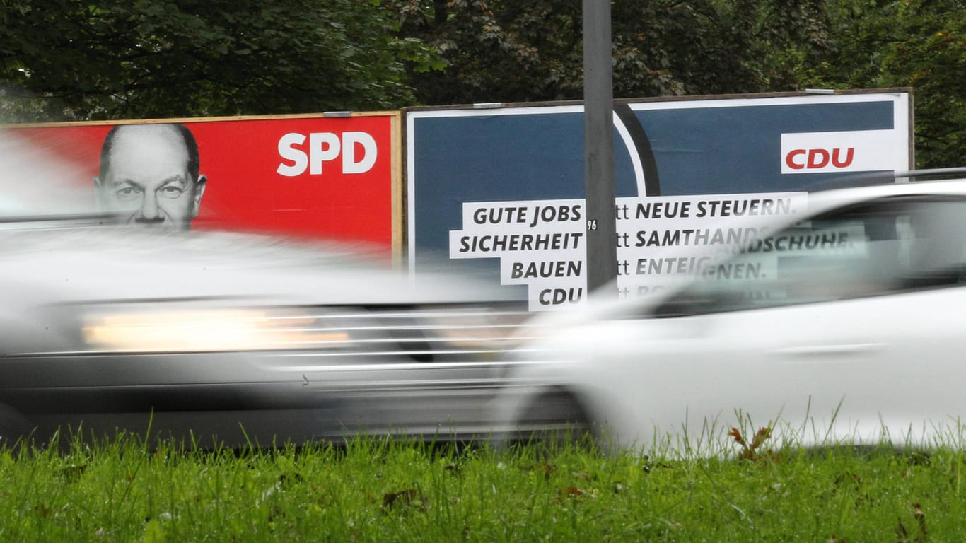 Ein Wahlplakat der SPD steht neben einem Wahlplakat der CDU: Nicht alle Parteien wollten ihr Hamburg-Budget offenlegen.