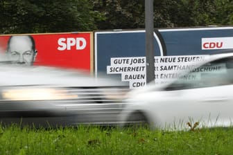 Ein Wahlplakat der SPD steht neben einem Wahlplakat der CDU: Nicht alle Parteien wollten ihr Hamburg-Budget offenlegen.