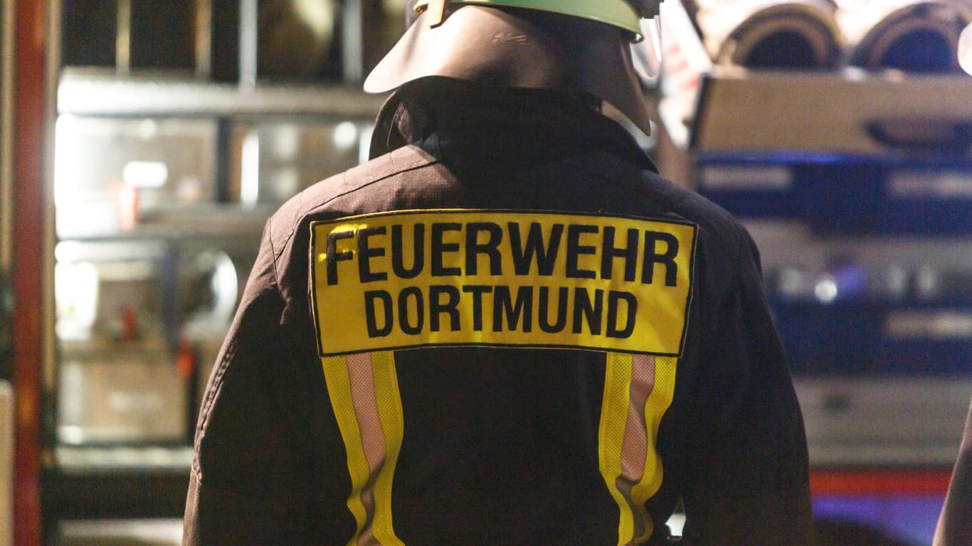 Feuerwehr Dortmund steht auf einer Jacke (Symbolbild): Nach einem Buttersäureanschlag in Eving sucht die Polizei Zeugen.
