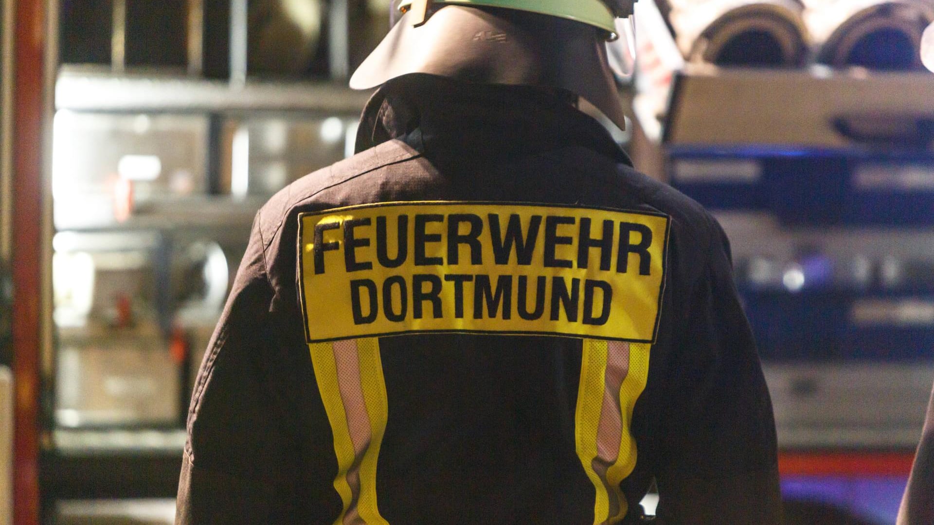 Feuerwehr Dortmund steht auf einer Jacke (Symbolbild): Nach einem Buttersäureanschlag in Eving sucht die Polizei Zeugen. Feuerwehr Dortmund steht auf einer Jacke (Symbolbild): Nach einem Buttersäureanschlag in Eving sucht die Polizei Zeugen.