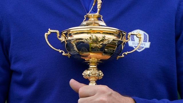 Padraig Harrington, Kapitän von Team Europa, hält den Ryder Cup. Padraig Harrington, Kapitän von Team Europa, hält den Ryder Cup.