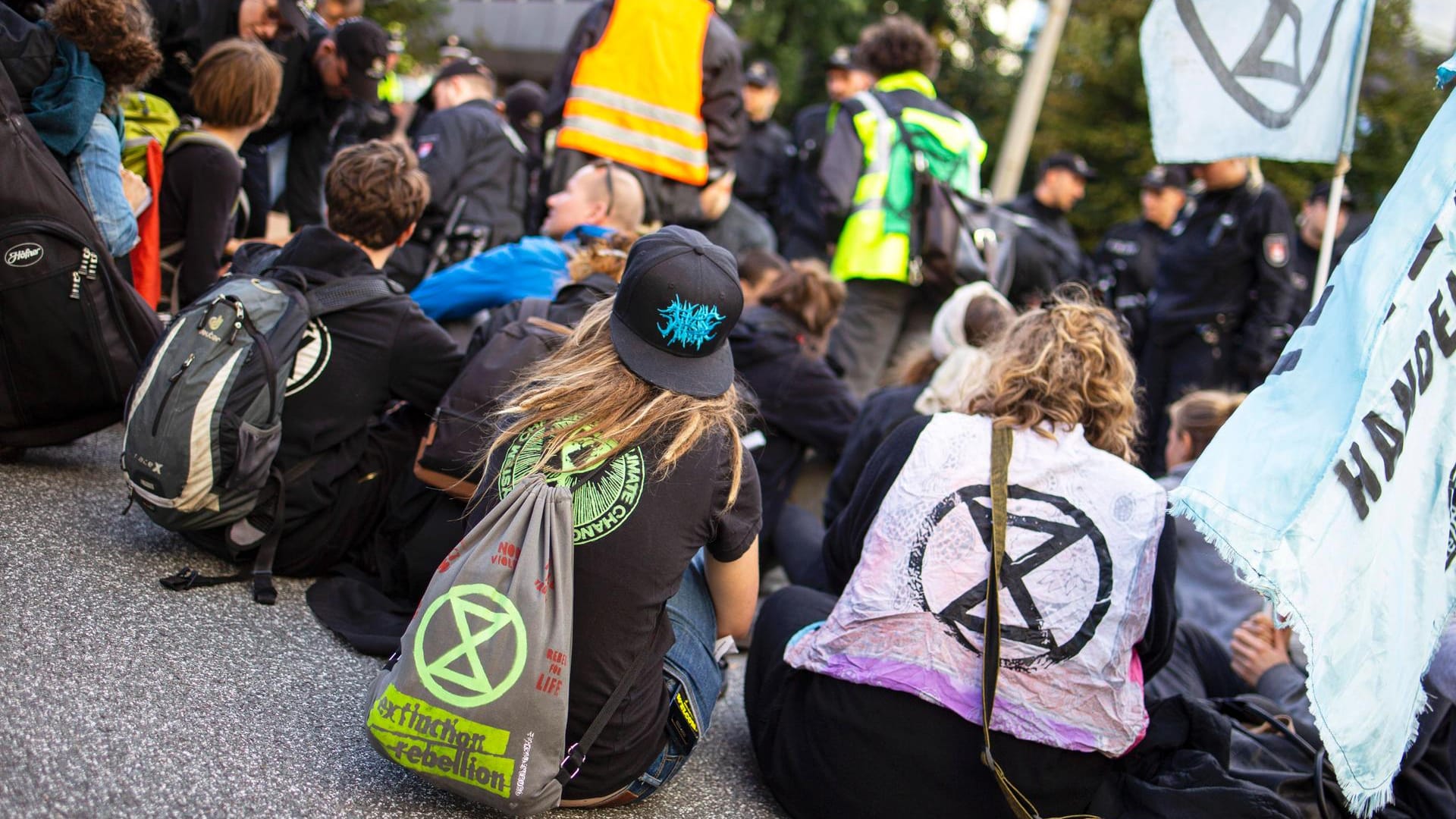 Eine Extinction Rebellion-Blockade in Hamburg (Archivbild): Am Donnerstag haben die Klima-Aktivistinnen und -Aktivisten den Protest auf ein neues Level gehoben – sie haben sich festgeklebt. Eine Extinction Rebellion-Blockade in Hamburg (Archivbild): Am Donnerstag haben die Klima-Aktivistinnen und -Aktivisten den Protest auf ein neues Level gehoben – sie haben sich festgeklebt.