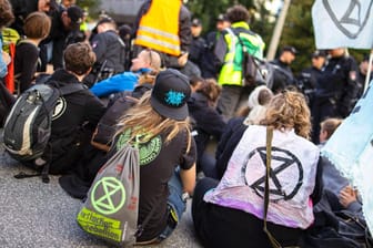 Eine Extinction Rebellion-Blockade in Hamburg (Archivbild): Am Donnerstag haben die Klima-Aktivistinnen und -Aktivisten den Protest auf ein neues Level gehoben – sie haben sich festgeklebt.