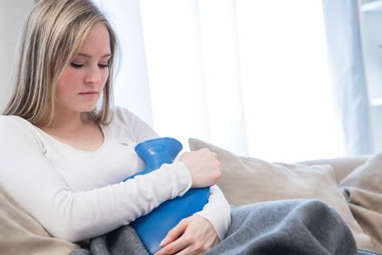 Viele Frauen berichten nach der Corona-Impfung von einer Zyklusstörung.